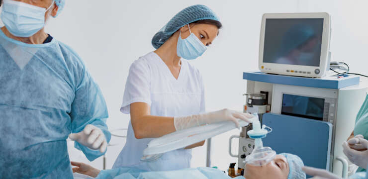 Op. Dr. Melek Günaydın, Kuzey Kıbrıs’ta kasık, göbek ve karın duvarı fıtıklarını en güncel ve hasta dostu yöntem olan Laparoskopik (Kapalı) Cerrahi tekniğiyle, yüksek konfor ve başarı oranıyla tedavi etmektedir.